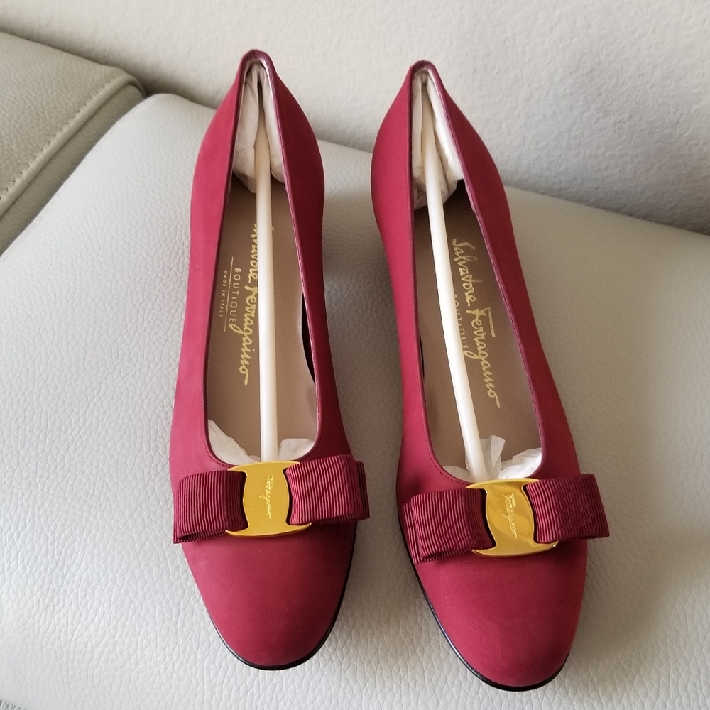 Salvatore ferragamo vara burgundy pump narrow size 8.5 AAA.